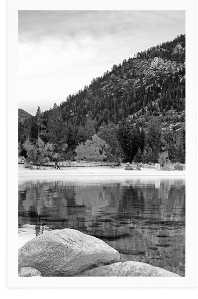 Plakát jezero v přírodě v černobílém provedení