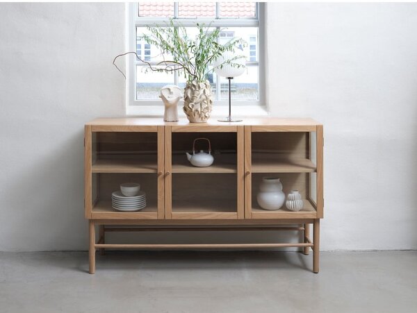 Vitrína z dubového dřeva v přírodní barvě 88x140 cm Elba – Unique Furniture