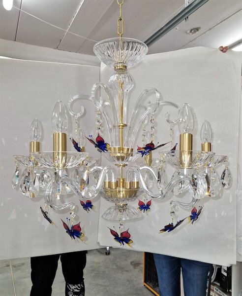 DBK GLASS 6-ti ramenný křišťálový lustr s červeno-modrými skleněnými motýlky a broušenou mosazí 0710-6-ZM -BUTTERFLY