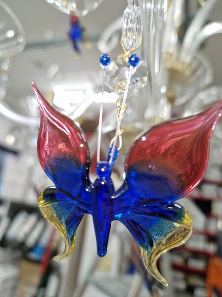 DBK GLASS 6-ti ramenný křišťálový lustr s červeno-modrými skleněnými motýlky a broušenou mosazí 0710-6-ZM -BUTTERFLY