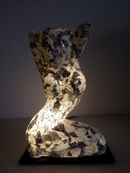 Stolní lampa Sedící žena,45 cm, ruční práce