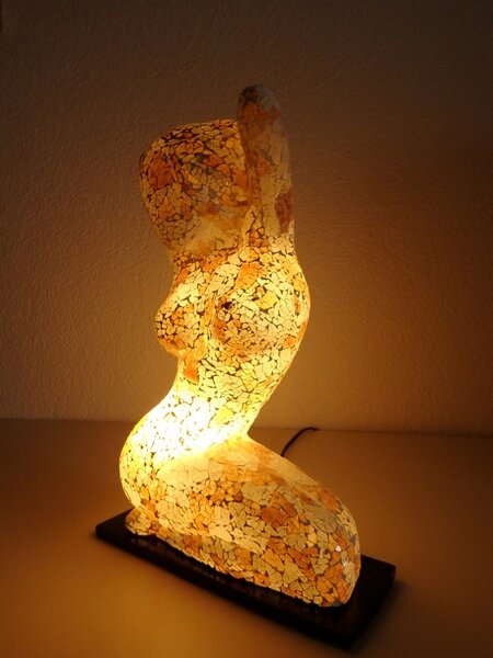Stolní lampa Sedící žena,45 cm, ruční práce