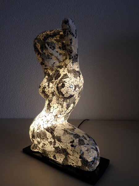 Stolní lampa Sedící žena,45 cm, ruční práce