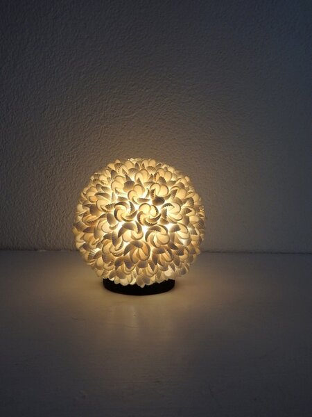 Stolní lampa bílá, koule z pravých mušlí