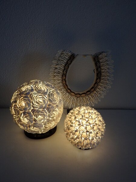 Stolní lampa bílá, koule z pravých mušlí