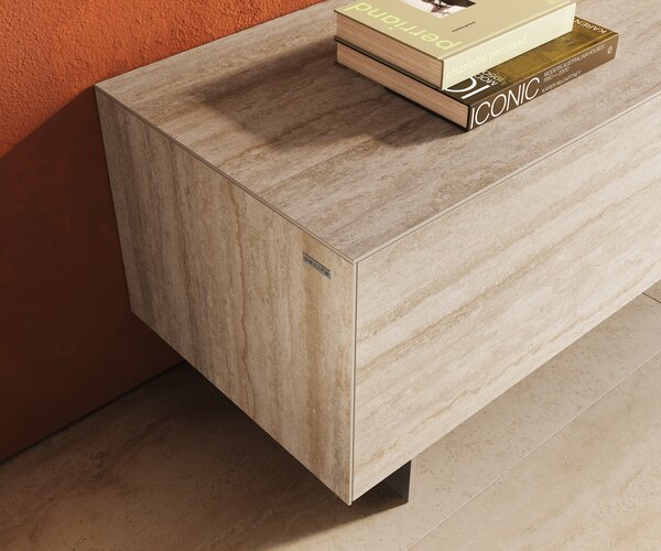 DELIFE TV stolek Cuor 220 cm keramika Laminam® Travertino Bianco krémově bílá 1 výklopná dvířka 2 zásuvky podnož závěsná nerezová ocel