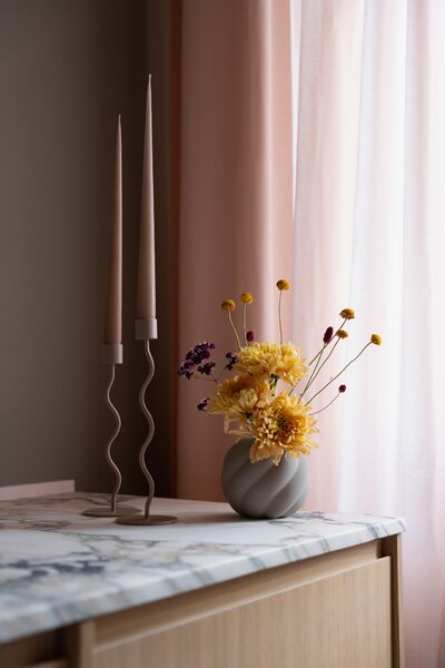 Kovový svícen Curved Taupe 26 cm