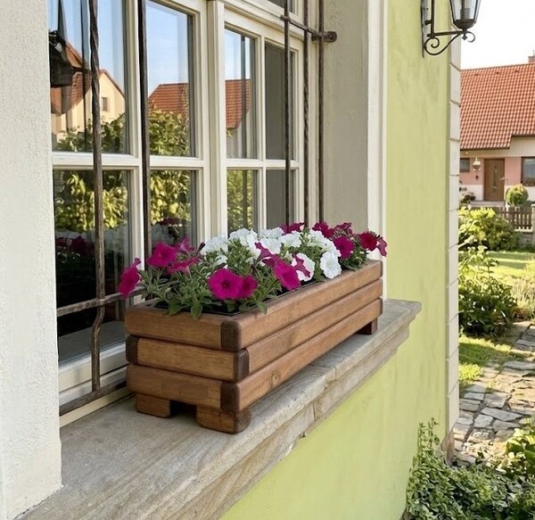 Dřevěný květináč s plastovou vložkou na okno