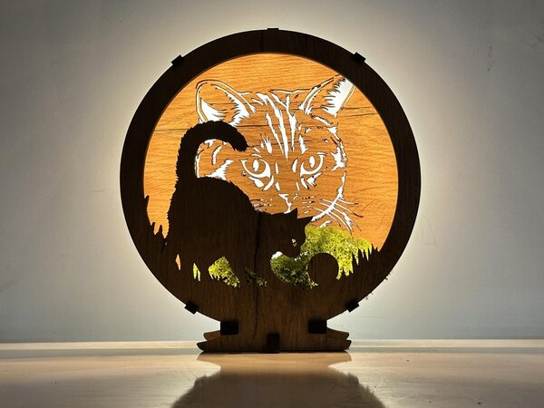 "Kočka s mechem" dřevěná lampa s dvojitým podsvícením 20x22 cm dub