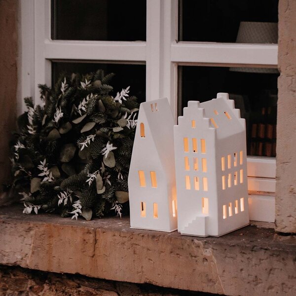 Porcelánový svícen dům Gable House 31,5 cm