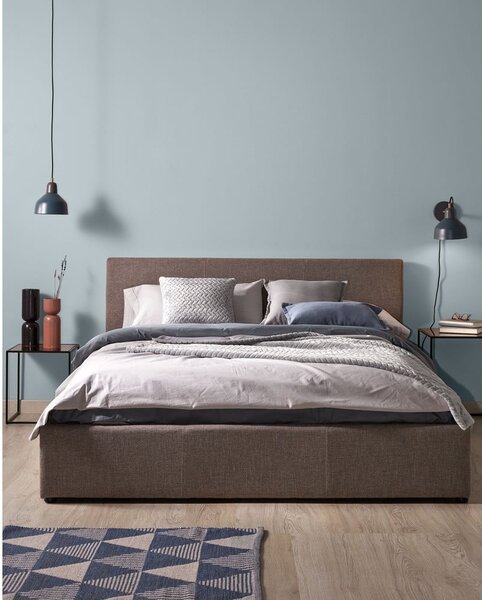 Šedá čalouněná dvoulůžková postel s úložným prostorem s roštem 180x200 cm Nahiri – Kave Home