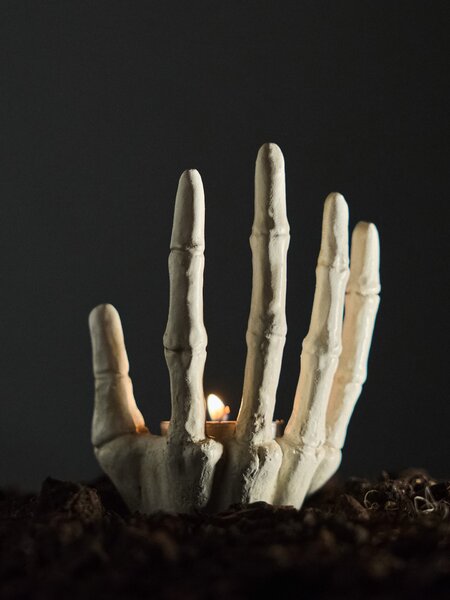 Sinsay - Halloweenský svícen na LED svíčky ve tvaru ruky kostlivce - bílá