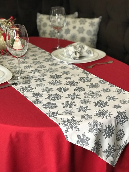 Vánoční běhoun na stůl šedé sněhové vločky na bílém podkladu 35x110 CM skladem