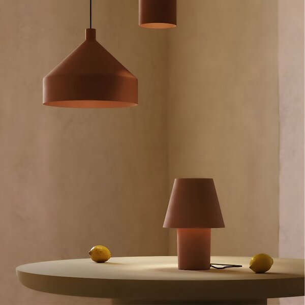 Terakotově červená kovová stolní lampa Kave Home Canapost