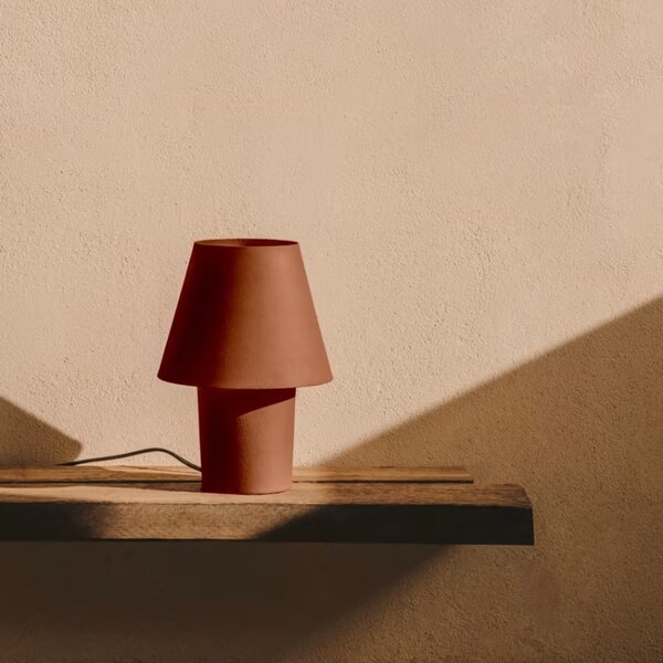 Terakotově červená kovová stolní lampa Kave Home Canapost