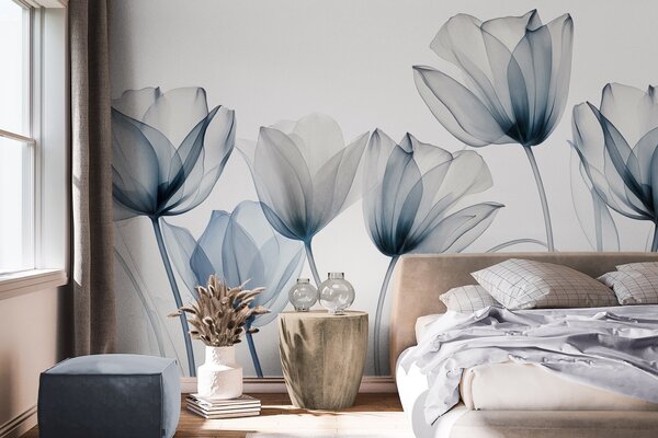 Fototapety Průsvitné modré a bílé tulipány s dlouhými stonky na světlém pozadí, jemné a strukturované, Fototapety květiny, w09538 : uwalls.cz