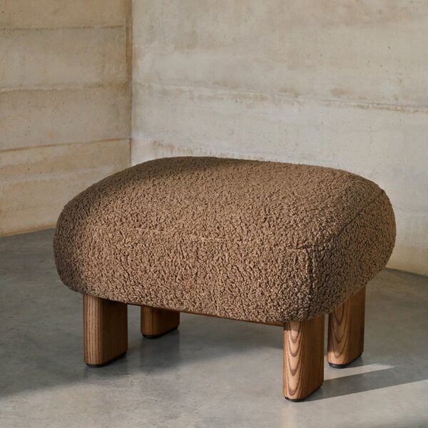 Hnědá bouclé podnožka Kave Home Nema 66,5 x 56,5 cm
