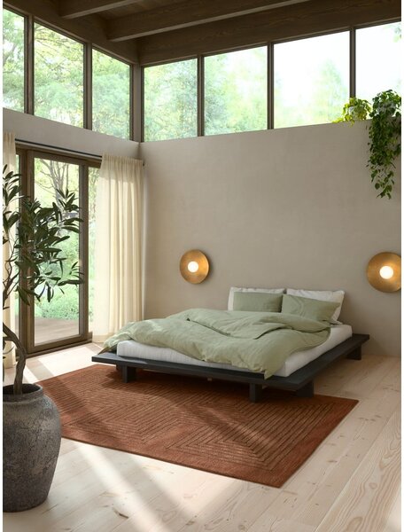Černá dvoulůžková postel z borovicového dřeva s roštem 140x200 cm Japan – Karup Design