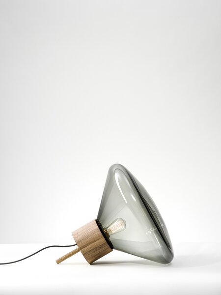 Stojací lampa Brokis Muffins Wood PC852, 1xE27 Povrch Montury: dub evropský - bezbarvý nano lak, Barva skla: Opalín