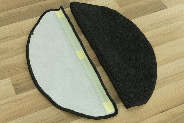 Kobercový ráj Nášlap na schody Dynasty 78 černý Rozměr: 62 cm x 24 cm + 3 cm (zahnutí)