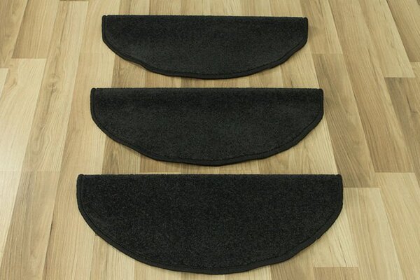 Kobercový ráj Nášlap na schody Dynasty 78 černý Rozměr: 62 cm x 24 cm + 3 cm (zahnutí)