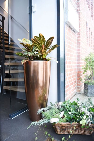 Exkluzivní květináč CITY, sklolaminát, výška 80 cm, růžovo-zlatá metalíza