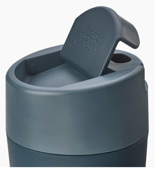 Tmavě modro-antracitový cestovní hrnek 450 ml Sipp – Joseph Joseph