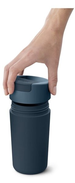 Tmavě modro-antracitový cestovní hrnek 450 ml Sipp – Joseph Joseph