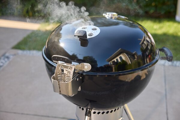 Weber Gril na dřevěné uhlí Master Touch Premium E-5770, 57 cm