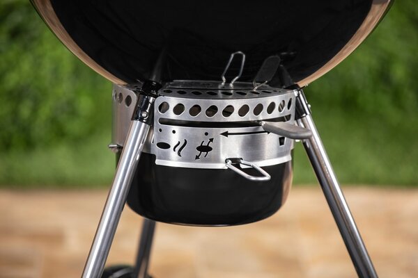 Weber Gril na dřevěné uhlí Master Touch Premium E-5770, 57 cm