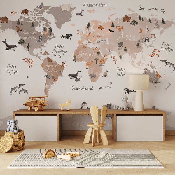 Fototapety Béžová mapa ve stylu akvarelu s motivy zvířat, rostlin a architektury. Popisky ve, Fototapety mapy světa, c00009frv3 : uwalls.cz