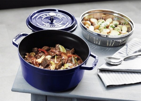 Litinový hrnec Staub 28 cm, tmavě modrý
