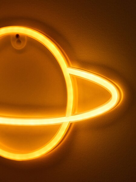 Sinsay - LED neonová lampa ve tvaru planety Saturn - vícebarevná