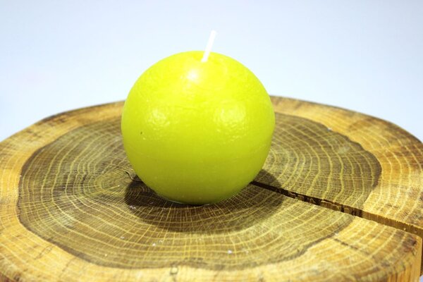 BDK-GLASS 1ks Svíčka koule 6,5cm - žluto-zelená