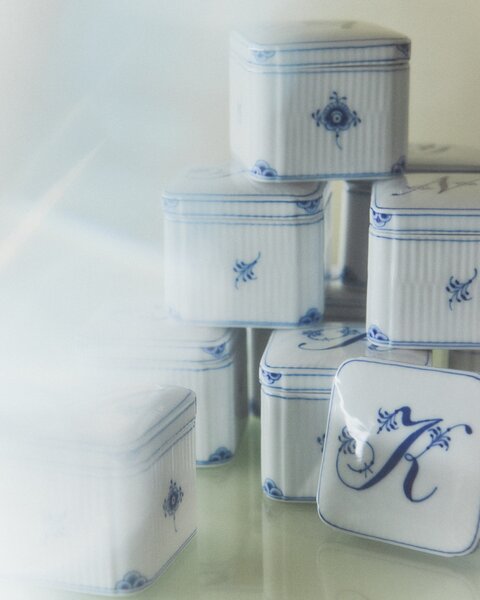 Porcelánová mini dóza Bonbonniere Alphabet – J