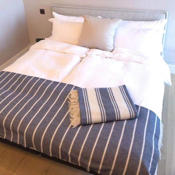 Deka z Merino jehněčí vlny Denim White Horizontal Stripe 200 x 150 cm John Hanly