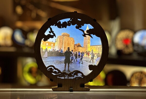 Foto rámeček "V oblacích" 20x22cms podsvícením provedení povrchu: dub světlý, varianta foto rámečku: s podsvícením do sítě 230V