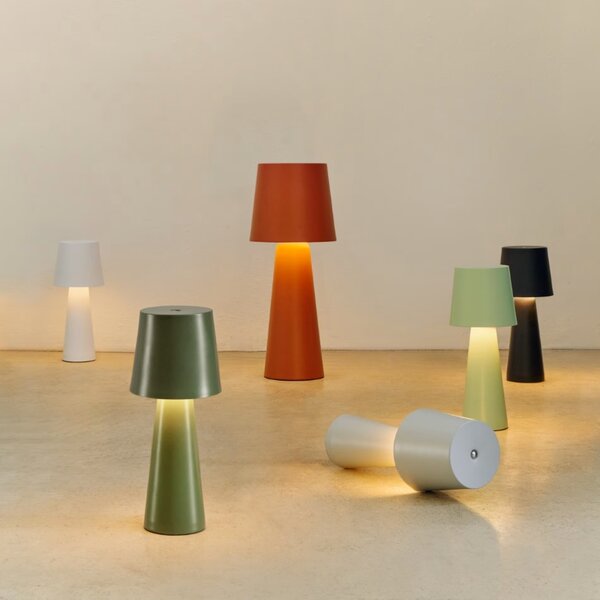 Terakotově červená kovová zahradní stolní LED lampa Kave Home Arenys M