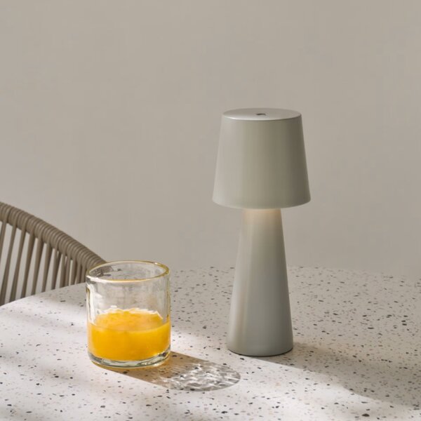 Šedá kovová zahradní stolní LED lampa Kave Home Arenys M