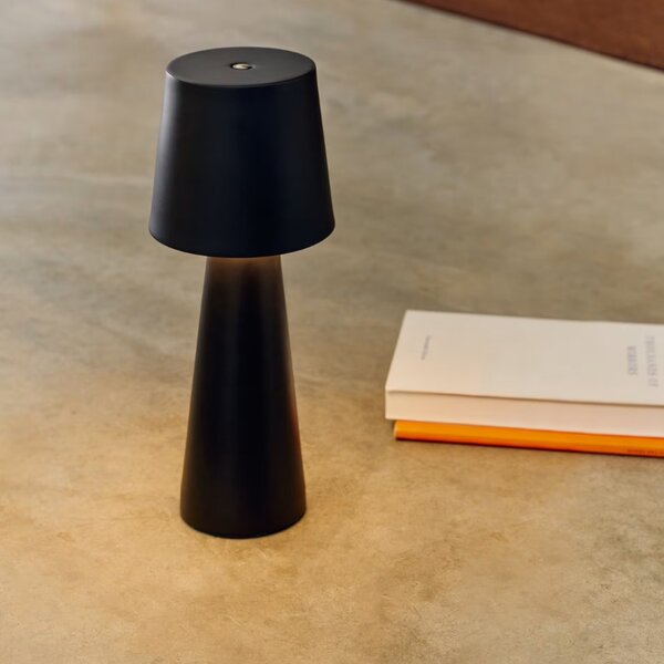 Černá kovová zahradní stolní LED lampa Kave Home Arenys S