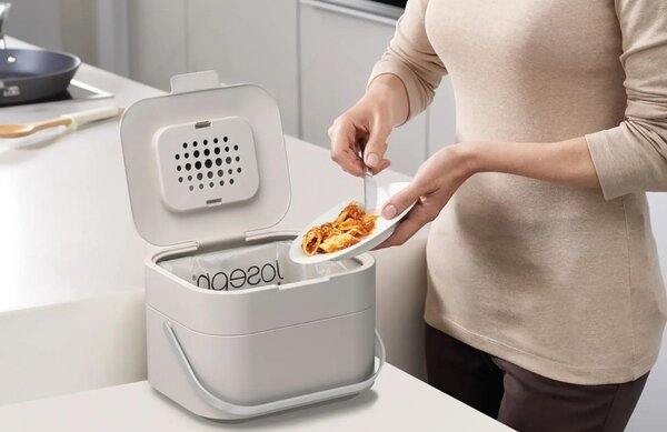 Joseph Joseph Světle šedá plastová nádoba na bioodpad Stack 4 l s uhlíkovým filtrem