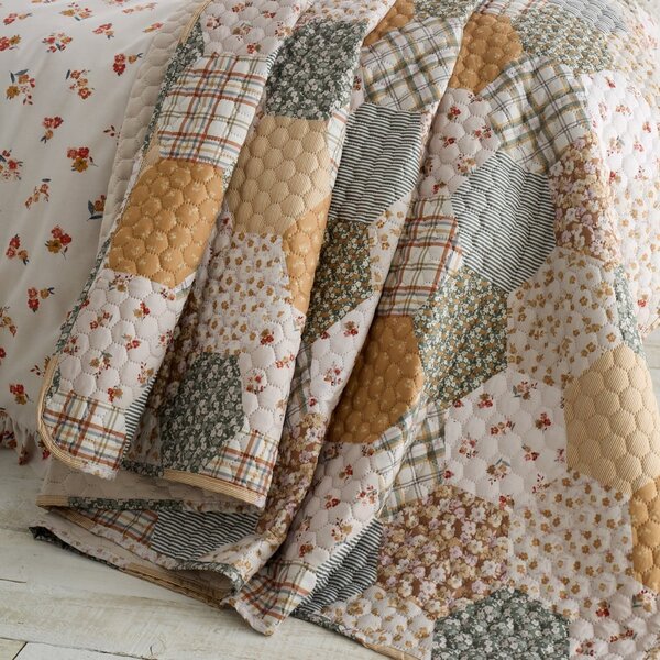 Žluto-béžový prošívaný přehoz 220x230 cm Floral Patchwork – Catherine Lansfield