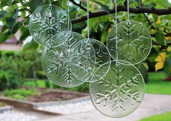 BDK-GLASS Sada 3ks skleněných závěsných dekorací prům. 10cm s reliéfem sněhové vločky
