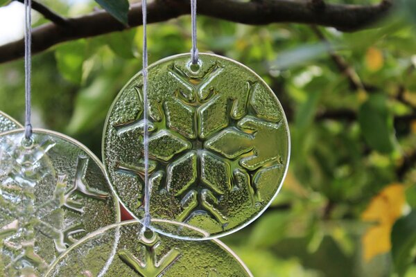 BDK-GLASS Sada 3ks skleněných závěsných dekorací prům. 10cm s reliéfem sněhové vločky