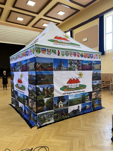 TENTino SET - Nůžkový párty stan 3x3 m EXTRA HIGH ROOF s jednostranným potiskem Typ konstrukce: BIG HEXAGON S VYŠŠÍ ŠPICÍ, Rozsah potisku: pouze střecha, Plachtovina - gramáž: polyester 230 g/m2