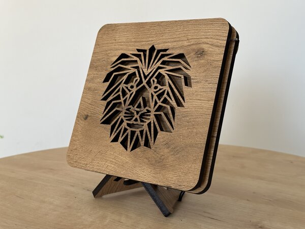 "Hlava lva polygon" lampa 19x19cm provedení povrchu: dub