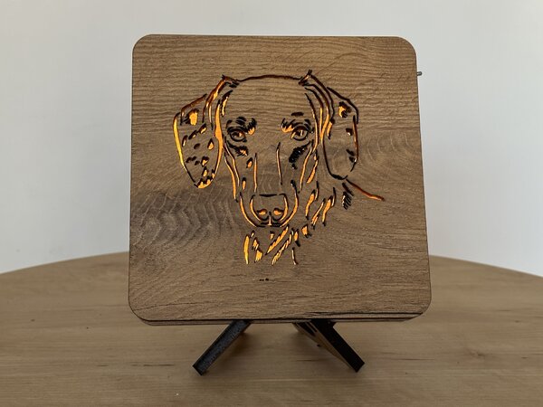 "Jezevčík krátkosrstý" lampa 19x19cm provedení povrchu: dub