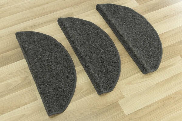 Kobercový nášlap Astra 78 půlkulatý tmavě šedý Rozměr: 62 cm x 24 cm + 3 cm (zahnutí)