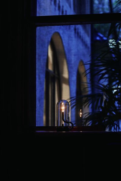 Ambientec Hymn Black, bateriová lampička z černého hliníku a skla, LED 2000K dotykové stmívání, Ø6,9x16,5cm, IP66