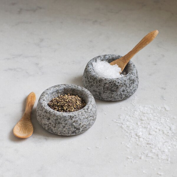 Žulová solnička s pepřenkou a lžičkami Granite Garden Trading